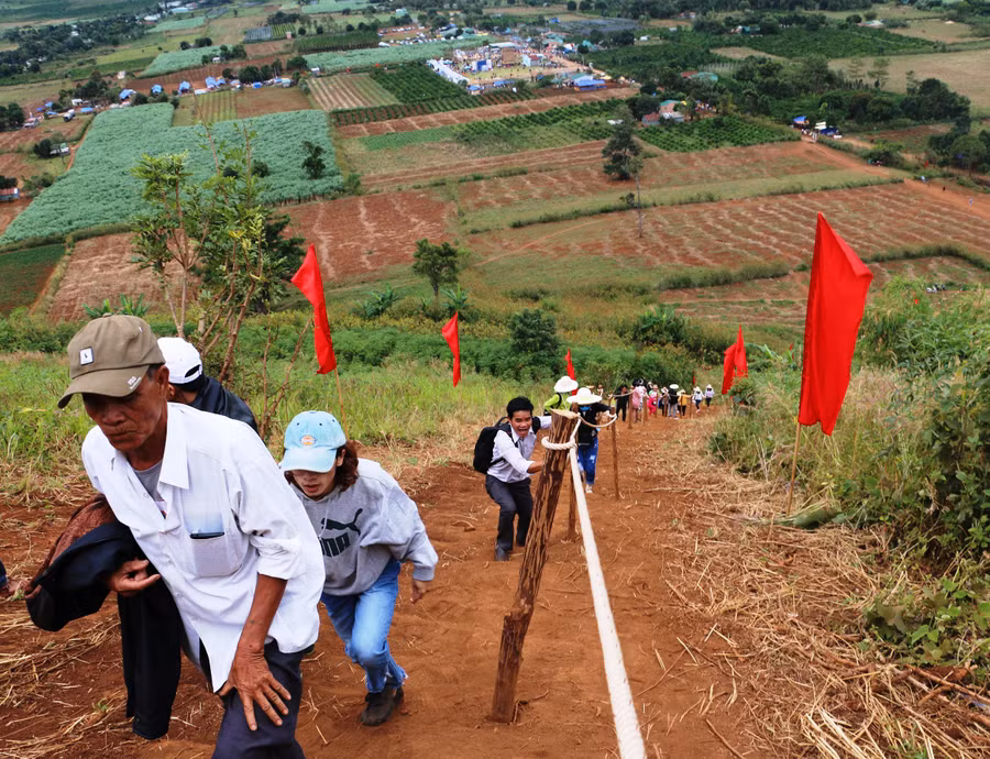 Dòng người cùng nhau chinh phục ngọn núi lửa. Ảnh: Tấn Dung