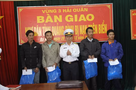 4 ngư dân tại lễ ban giao trong sáng 20-12