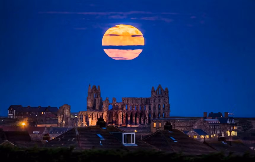 Bầu trời đêm ở khu vực tu viện cổ Whitby, vùng Yorkshire ở Anh. Ảnh: PA.