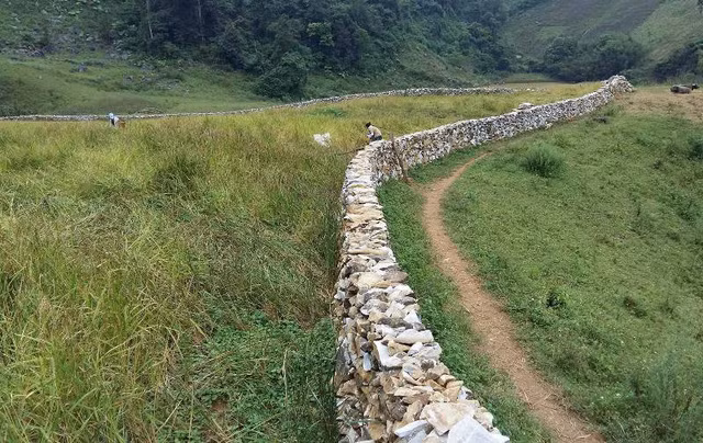 Những hàng rào đá được nhiều hộ gia đình người Mông nơi đây trân trọng, bảo vệ, giữ gìn như một nét riêng. Lên với Sài Khao, người dân cũng như du khách sẽ được hòa mình giữa khung cảnh của những ngôi nhà người Mông và những hàng rào đá ẩn mình bên những cây mận, cây đào cổ thụ. Và khung cảnh càng nên thơ khi giữa đại ngàn là hình ảnh “con sông đá” uốn lượn, lấp ló trong sương mờ...