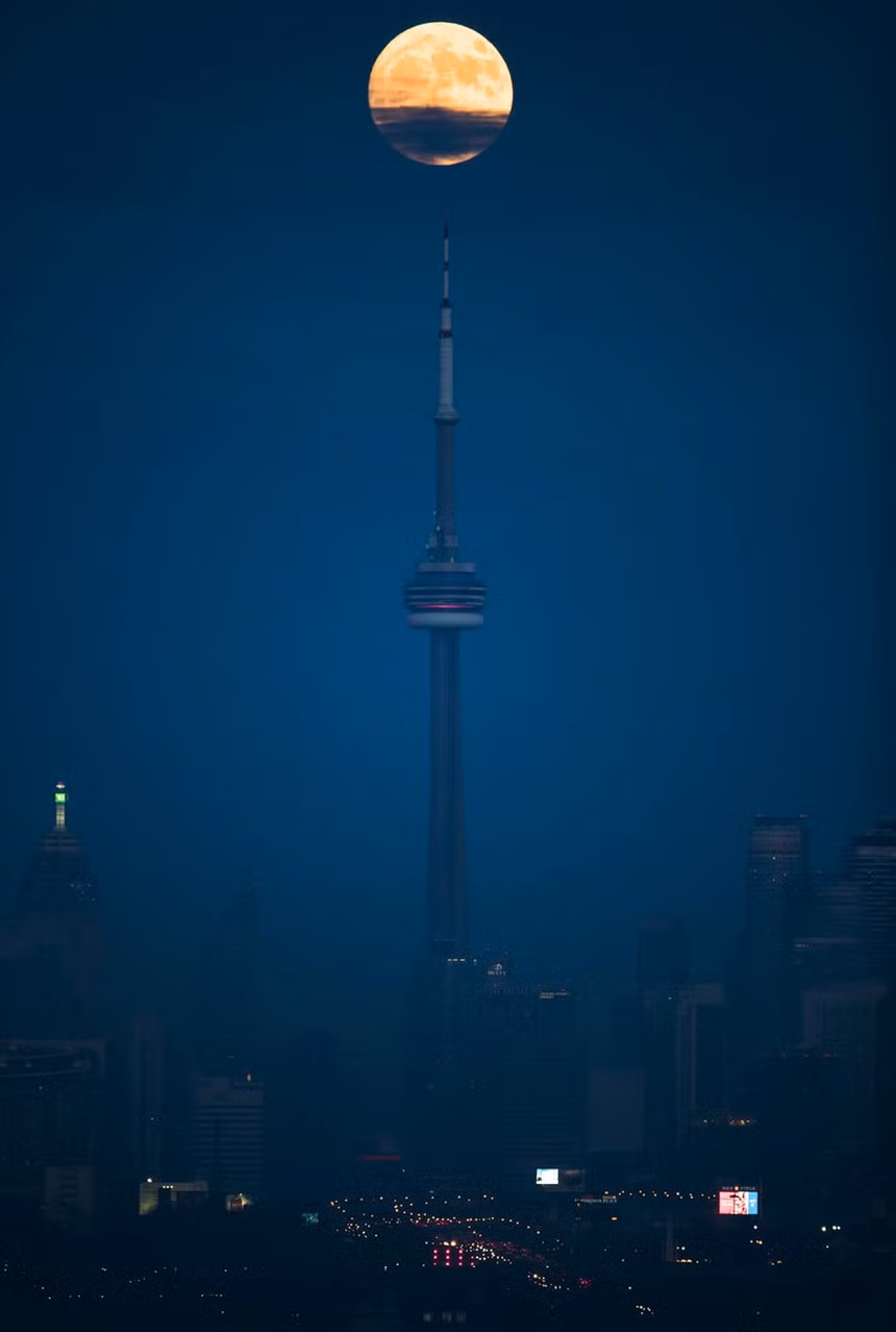 Mặt Trăng lên cao trong đêm ở Toronto, Canada. Siêu trăng xảy ra khi trăng tròn trùng với cận điểm của Mặt Trăng trong quỹ đạo quay quanh Trái Đất. Khi đó, Mặt Trăng có thể lớn hơn tới 14% và sáng hơn tới 30% so với thông thường. Ảnh: AP.