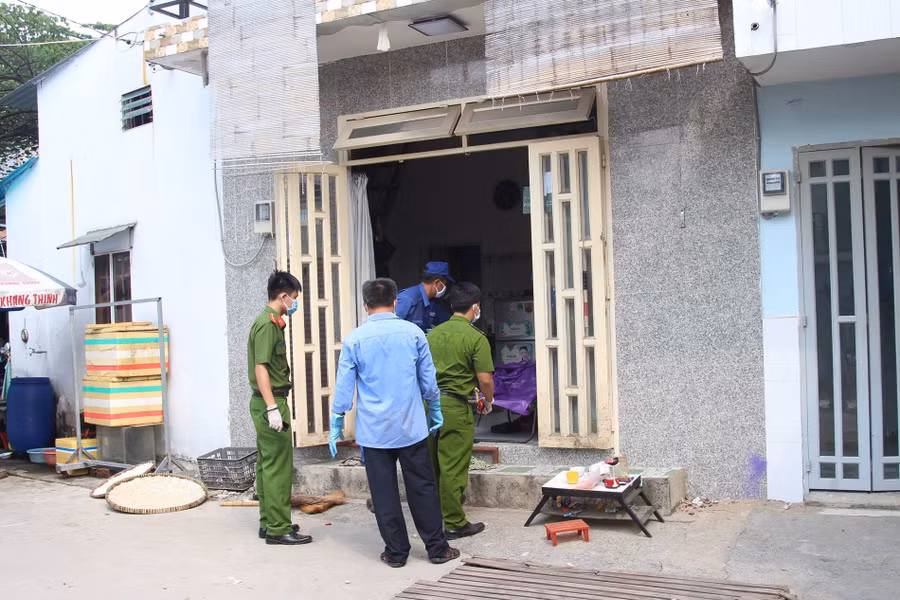 Công an khám nghiệm hiện trường.