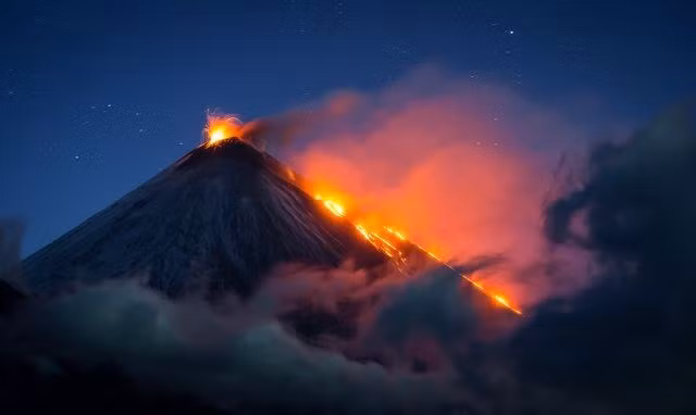 Núi lửa Klyuchevskaya Sopka ở Nga phun trào. (Nguồn: National Geographic)