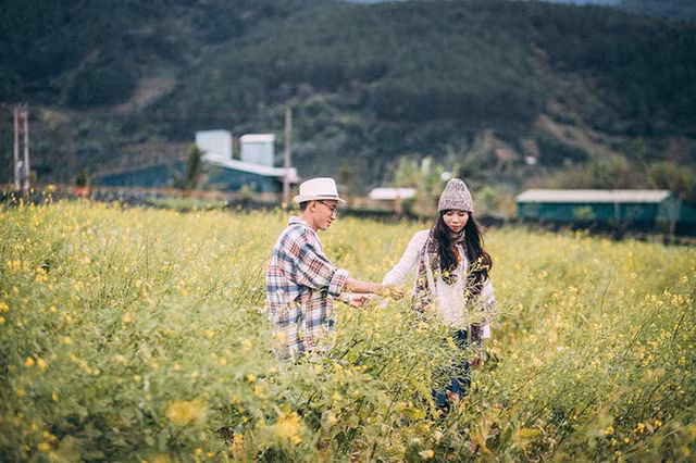 Trần Thị Kim Ngân (sinh năm 1994) và Vũ Thanh Cảnh (sinh năm 1993) gặp rồi quen nhau khi cả hai cùng học Cao đẳng Dược ở TP HCM. Khi đó, Kim Ngân nhìn thấy biển số xe của anh bạn chung lớp vội gọi to “Ấy là người Đồng Nai à?”. Và họ quen nhau từ đó. Trần Thị Kim Ngân (sinh năm 1994) và Vũ Thanh Cảnh (sinh năm 1993) gặp rồi quen nhau khi cả hai cùng học Cao đẳng Dược ở TP HCM. Khi đó, Kim Ngân nhìn thấy biển số xe của anh bạn chung lớp vội gọi to “Ấy là người Đồng Nai à?”. Và họ quen nhau từ đó.
