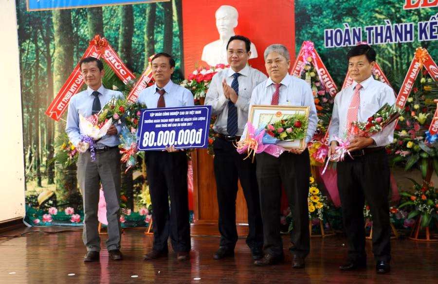 Tập đoàn Công nghiệp Cao su Việt Năm khen thưởng Công ty đã hoàn thành vượt mức sản lương năm 2017. Ảnh: Q.T