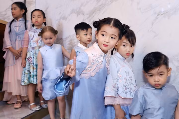 Tuy là một trong những người mẫu nhí nhỏ tuổi nhất, nhưng Diễm Quỳnh vẫn thu hút người tham dự với khuôn mặt bầu bĩnh kết hợp cùng với kiểu tóc búi hai bên, làm tăng thêm nét dễ thương. Tuy là một trong những người mẫu nhí nhỏ tuổi nhất, nhưng Diễm Quỳnh vẫn thu hút người tham dự với khuôn mặt bầu bĩnh kết hợp cùng với kiểu tóc búi hai bên, làm tăng thêm nét dễ thương.