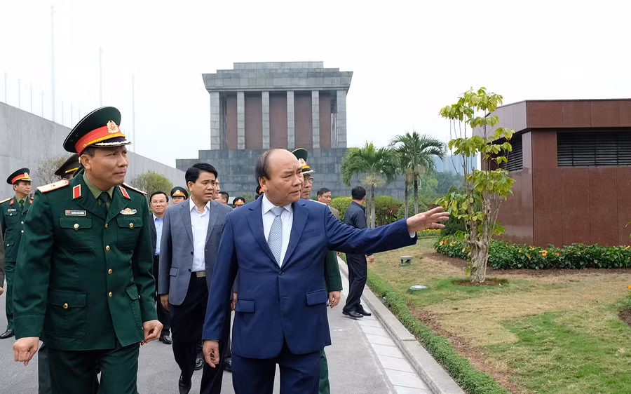  Thủ tướng thị sát khu vực Lăng Bác. Ảnh: VGP/Quang Hiếu