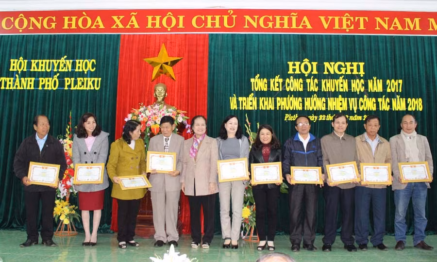  Các tập thể, cá nhân được khen thưởng tại hội nghị. Ảnh: Nguyễn Giang