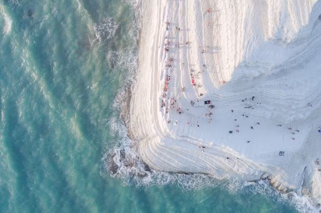 Vách đá trắng ở Sicily tuyệt đẹp khi quan sát từ trên cao. (Nguồn: National Geographic)