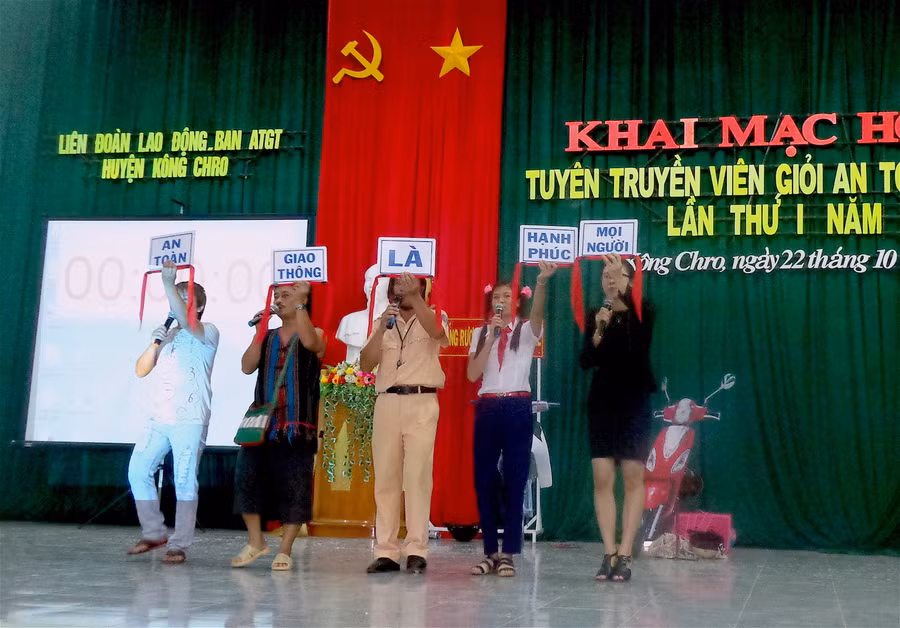 Tuổi trẻ Kông Chro tích cực tham gia các hoạt động tuyên truyền về an toàn giao thông. Ảnh: Mộc Trà