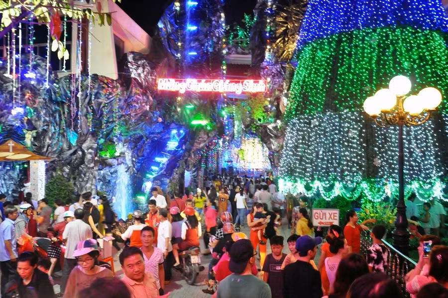 Khu xóm đạo Phạm Thế Hiển ngày Noel.