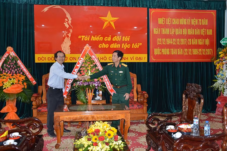 Phó Tổng Biên tập Báo Gia Lai chúc mừng cán bộ, chiến sĩ Binh Đoàn 15. Ảnh: Vĩnh H