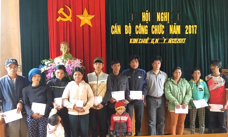  Các hộ dân xã Kon Chiêng, huyện Mang Yang nhận tiền hỗ trợ sửa chữa nhà ở. Ảnh: Hà Xuyên