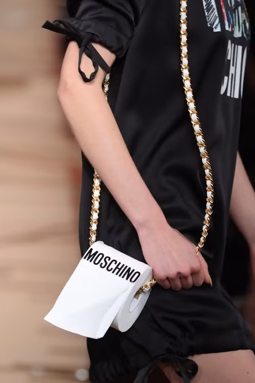  Câu thành ngữ “có tiền là có quyền” có lẽ hoàn toàn đúng với nhà mốt Moschino trong trường hợp này! Cho người mẫu mang nguyên cuộn giấy vệ sinh lên sàn diễn, thêm chiếc dây xích để tiện đeo vai, thêm dòng chữ Moschino thần thánh vào nữa, vậy là thành túi xách thời trang. Đúng là chỉ có các ông lớn như Moschino mới dám làm những điều kỳ dị thế này mà vẫn được chấp nhận!