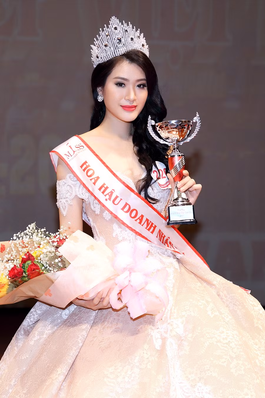 Tân hoa hậu với vẻ đẹp tỏa sáng.