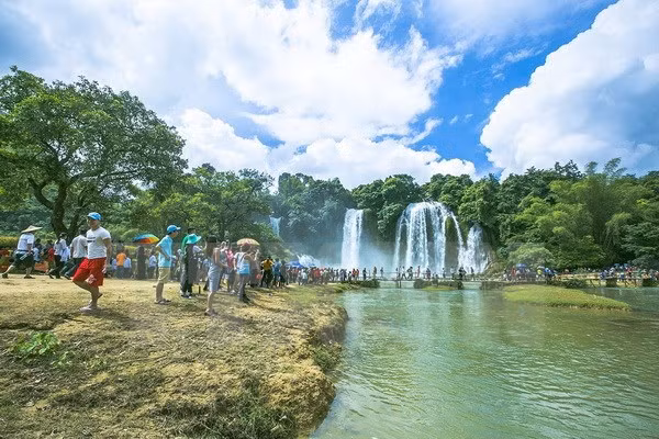 Rất đông du khách đến chiêm ngưỡng vẻ đẹp của thác Bản Giốc. Rất đông du khách đến chiêm ngưỡng vẻ đẹp của thác Bản Giốc.