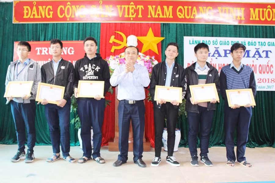  Ông Huỳnh Minh Thuận-Giám đốc Sở Giáo dục-Đào tạo trao thưởng cho các em. Ảnh: Nguyễn Giang