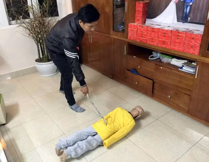  Nam thực nghiệm lại hành vi đánh đập con trai. Ảnh: H.V.