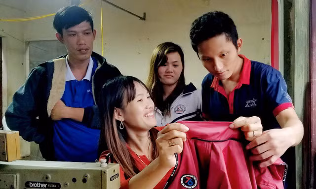 Nhân viên của xưởng đa số là những bạn khuyết tật câm điếc, nên chị Luyện phải dày công sức chỉ dạy từng đường kim mũi chỉ. Nhân viên của xưởng đa số là những bạn khuyết tật câm điếc, nên chị Luyện phải dày công sức chỉ dạy từng đường kim mũi chỉ.