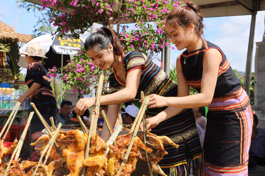 Ẩm thực đặc sắc. Ảnh: Tấn Dung