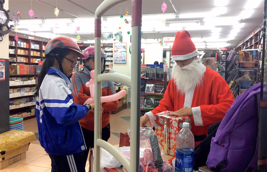 Ông già Noel của Nhà sách Fahasa gói quà cho khách. Ảnh: Hồng Thi