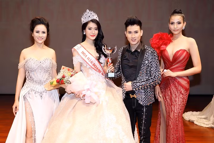 Tuy nhiên, nhờ sự chuẩn bị kỹ lưỡng cùng nhan sắc vượt trội, cách giao tiếp và ứng xử thông minh. Vũ Bình Minh đã xuất sắc vượt qua 29 thí sinh còn lại để bước lên ngôi vị cao nhất và đội chiếc vương miện danh giá Tuy nhiên, nhờ sự chuẩn bị kỹ lưỡng cùng nhan sắc vượt trội, cách giao tiếp và ứng xử thông minh. Vũ Bình Minh đã xuất sắc vượt qua 29 thí sinh còn lại để bước lên ngôi vị cao nhất và đội chiếc vương miện danh giá
