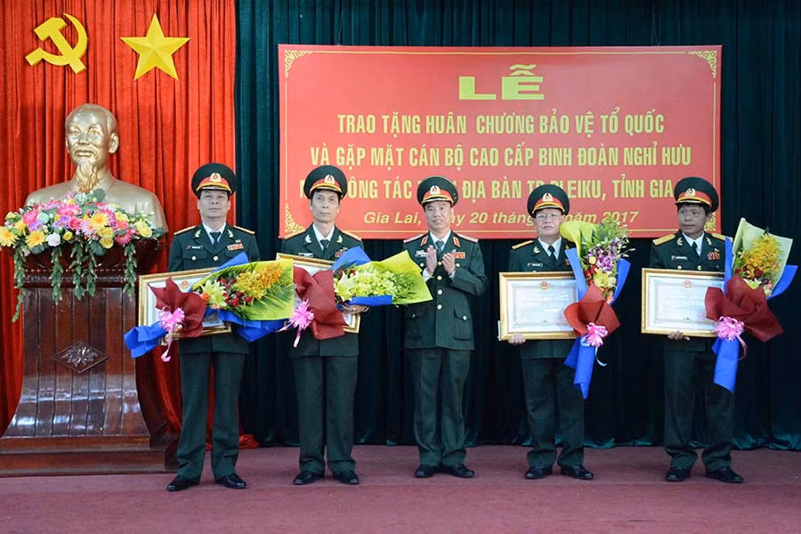  Thừa ủy quyền của Chủ tịch nước, đồng chí Đặng Anh Dũng trao Huân chương cho các cán bộ đã nghỉ hưu của Binh đoàn. Ảnh: Vĩnh Hoàng
