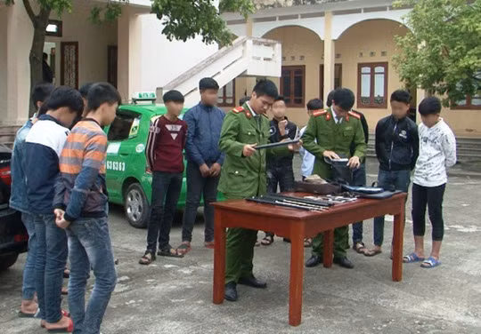 Nhóm học sinh và số hung khí chuẩn bị mang đi đánh nhau được công an thu giữ.