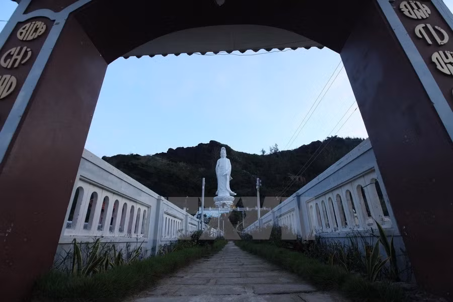Lối vào cổng chính của chùa Đục.