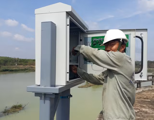 Trạm đo mực nước kết nối với thiết bị đặt trên mặt nước lòng hồ, đo đếm lượng nước lên - xuống chính xác từng milimet.