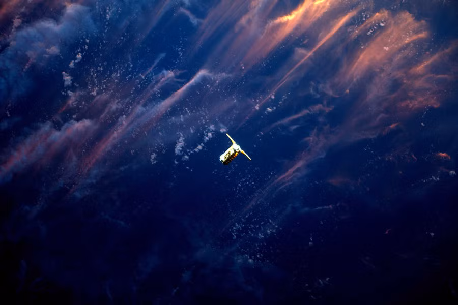 Tàu vũ trụ Cygnus của Công ty Orbital ATK tiến gần Trạm Vũ trụ Quốc tế (ISS) trong bức ảnh chụp bởi kỹ sư Thomas Pesquet, thành viên phi hành đoàn Expedition 51, thuộc Cơ quan Vũ trụ Châu Âu (ESA), ngày 22-4.