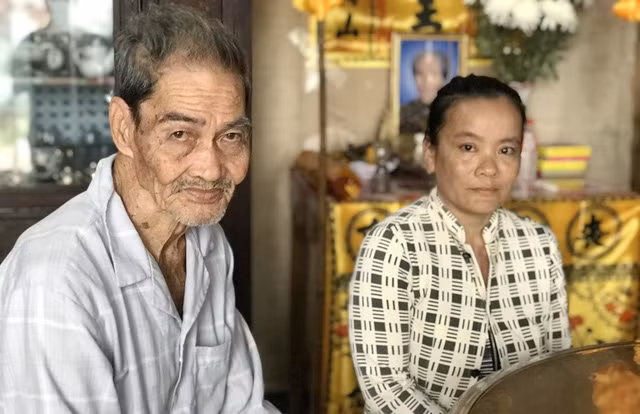 Lão ngư Hứa Văn Kia cùng con dâu Mai Thị Huệ - vợ thuyền trưởng Hứa Minh Trung - mong ngóng công lý cho con, cho chồng.
