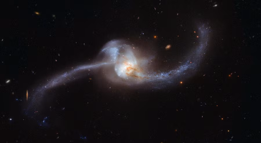 Hình ảnh được Kính viễn vọng Không gian Hubble chụp lại cho thấy nút xoắn không gian NGC 2623 hay Arp 243, nằm cách 250 triệu năm ánh sáng trong Chòm sao Cự giải. Hình dạng bất thường của NGC 2623 là kết quả của sự va chạm và sáp nhập giữa 2 thiên hà riêng biệt.