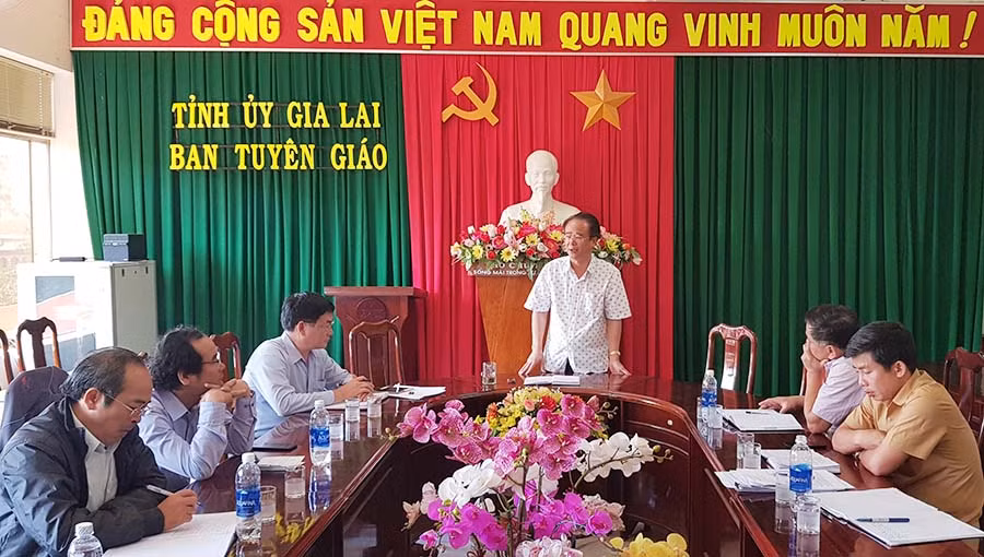 Đồng chí Lê Phan Lương-Ủy viên Ban Thường vụ, Trưởng ban Tuyên giáo Tỉnh ủy phát biểu tại cuộc họp. Ảnh: Khánh Băng