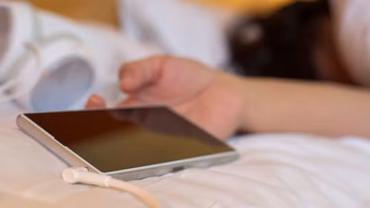 Nhiều người có thói quen đem điện thoại lên giường, lướt web trước khi ngủ và sau đó ngủ cùng với nó - ảnh minh họa từ Internet