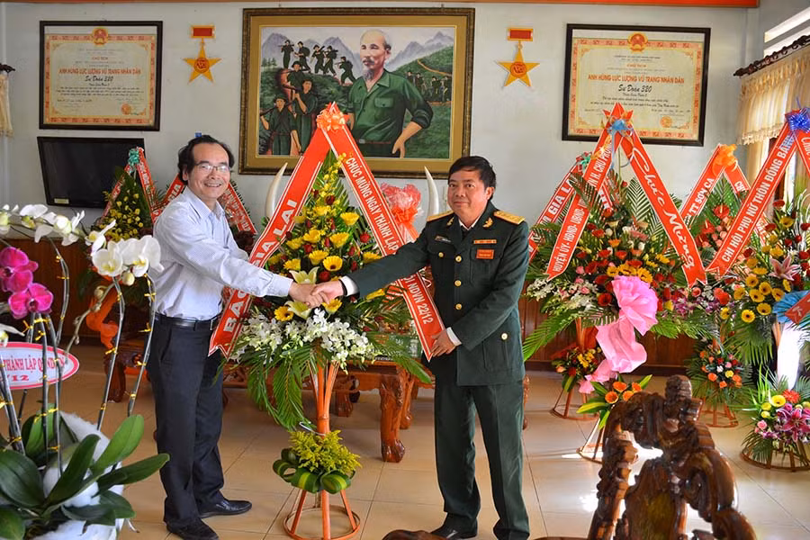 Qua lãnh đạo Sư đoàn 320, Quân đoàn 3, Phó Tổng Biên tập Báo Gia Lai gửi thời hỏi thăm các cán bộ chiến sĩ trong đơn vị. Ảnh: Vĩnh Hoàng