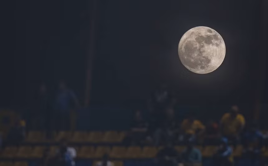 Người dân theo dõi siêu trăng từ sân vận động ở Monterry, Mexico. Ảnh: Guardian.