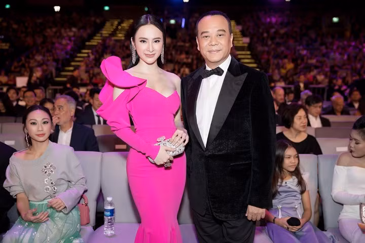 Tại sự kiện, Angela Phương Trinh có dịp hội ngộ diễn viên TVB đình đám Âu Dương Chấn Hoa.