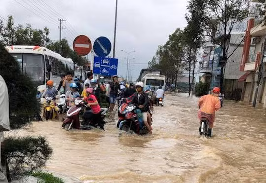 Nhiều tuyến đường ở TP Nha Trang ngập sâu. Nhiều tuyến đường ở TP Nha Trang ngập sâu.