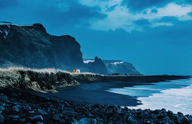  Bờ biển cát đen tại Reykjavík, Iceland
