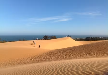 Mũi Né có nhiều trải nghiệm tuyệt vời cho du khách với biển và những cồn cát.