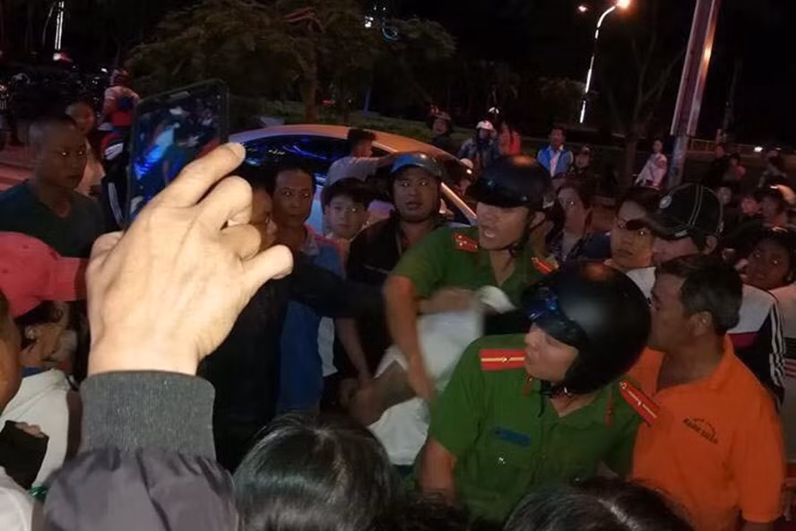 Rất đông người dân hỗ trợ vây bắt đối tượng nghi bắt cóc trẻ em ở Nha Trang, Khánh Hòa. Rất đông người dân hỗ trợ vây bắt đối tượng nghi bắt cóc trẻ em ở Nha Trang, Khánh Hòa.