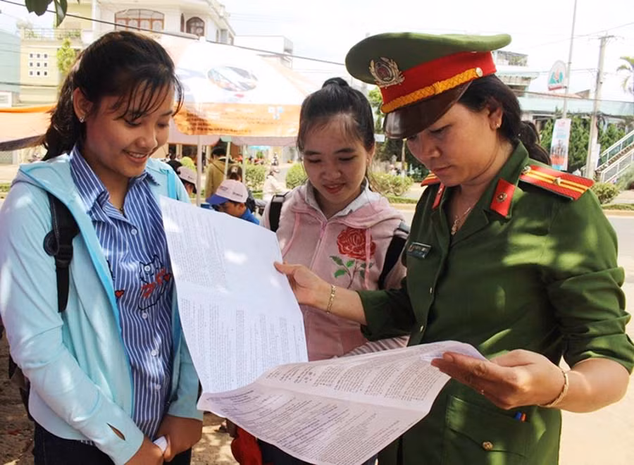 Các thí sinh xem lại bài thi sau khi hoàn thành tổ hợp các môn khoa học tự nhiên. Ảnh: Phan Lài