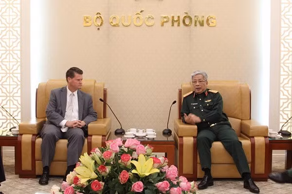 Thượng tướng Nguyễn Chí Vịnh tiếp Trợ lý Bộ trưởng Quốc phòng Hoa Kỳ Randall Schriver.