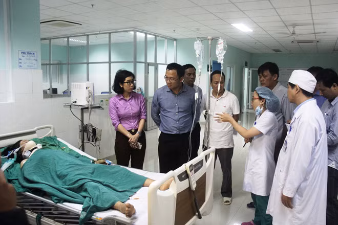 Ông Khuất Việt Hùng tới thăm hỏi, động viên các nạn nhân trong vụ tai nạn.