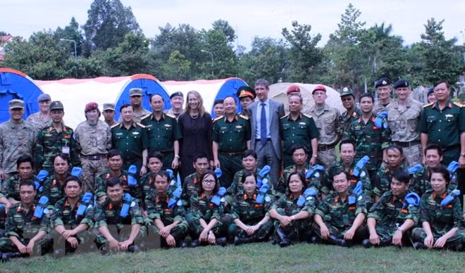 Các chiến sỹ 'mũ nồi xanh' Việt Nam chụp ảnh lưu niệm cùng các chuyên gia quốc tế sau lễ bế mạc chương trình thực hành trên bộ trang bị Bệnh viện dã chiến cấp 2 số 1.