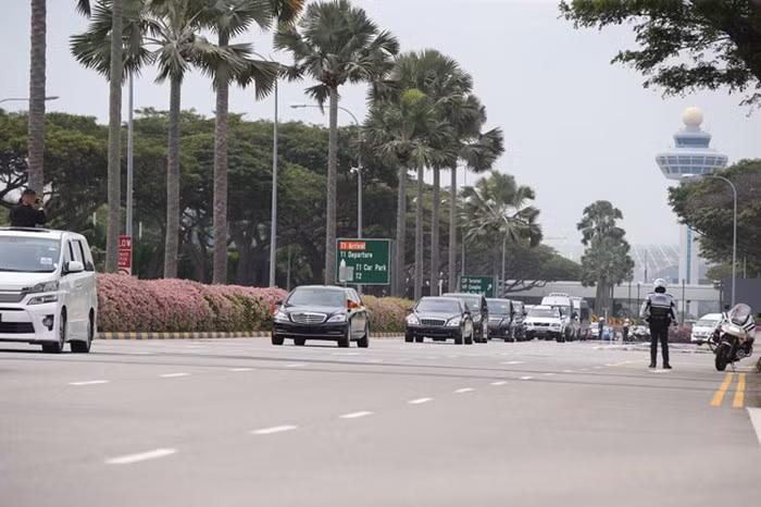  Đoàn xe của phái đoàn Triều Tiên rời sân bay.