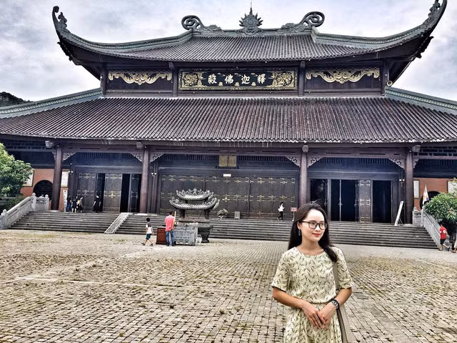 Theo Mai, ngoài chi phí mua vé tham quan ở các điểm, các dịch vụ nhà nghỉ, ăn uống ở Ninh Bình khá rẻ và hợp lý. Nhóm Mai thuê nhà nghỉ dạng homestay với giá 274 nghìn một ngày đêm cho hai người. Phòng Mai chọn là phòng “Pimk Room” nên đồ đạc trong phòng toàn màu hồng. Phòng ở sạch sẽ, nước uống miễn phí lại ở gần trung tâm nên rất thuận tiện cho việc di chuyển.