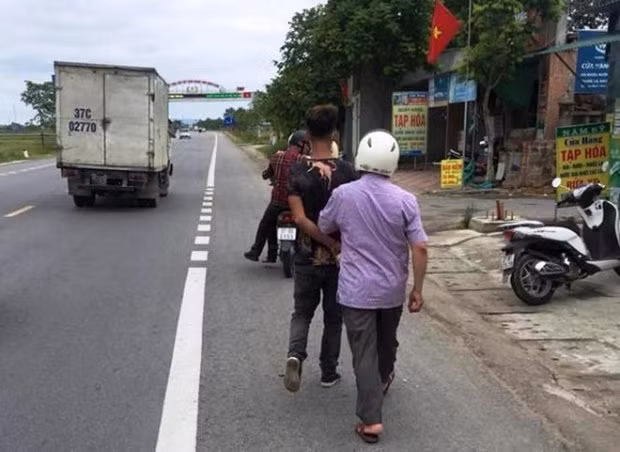 Một trong các thanh niên bị công an bắt giữ.