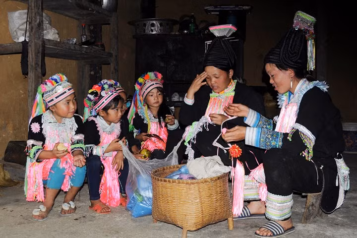 Các bé gái người Dao ở xã Hồ Thầu, huyện Tam Đường thường được người lớn dạy cho cách thêu thùa, may vá.